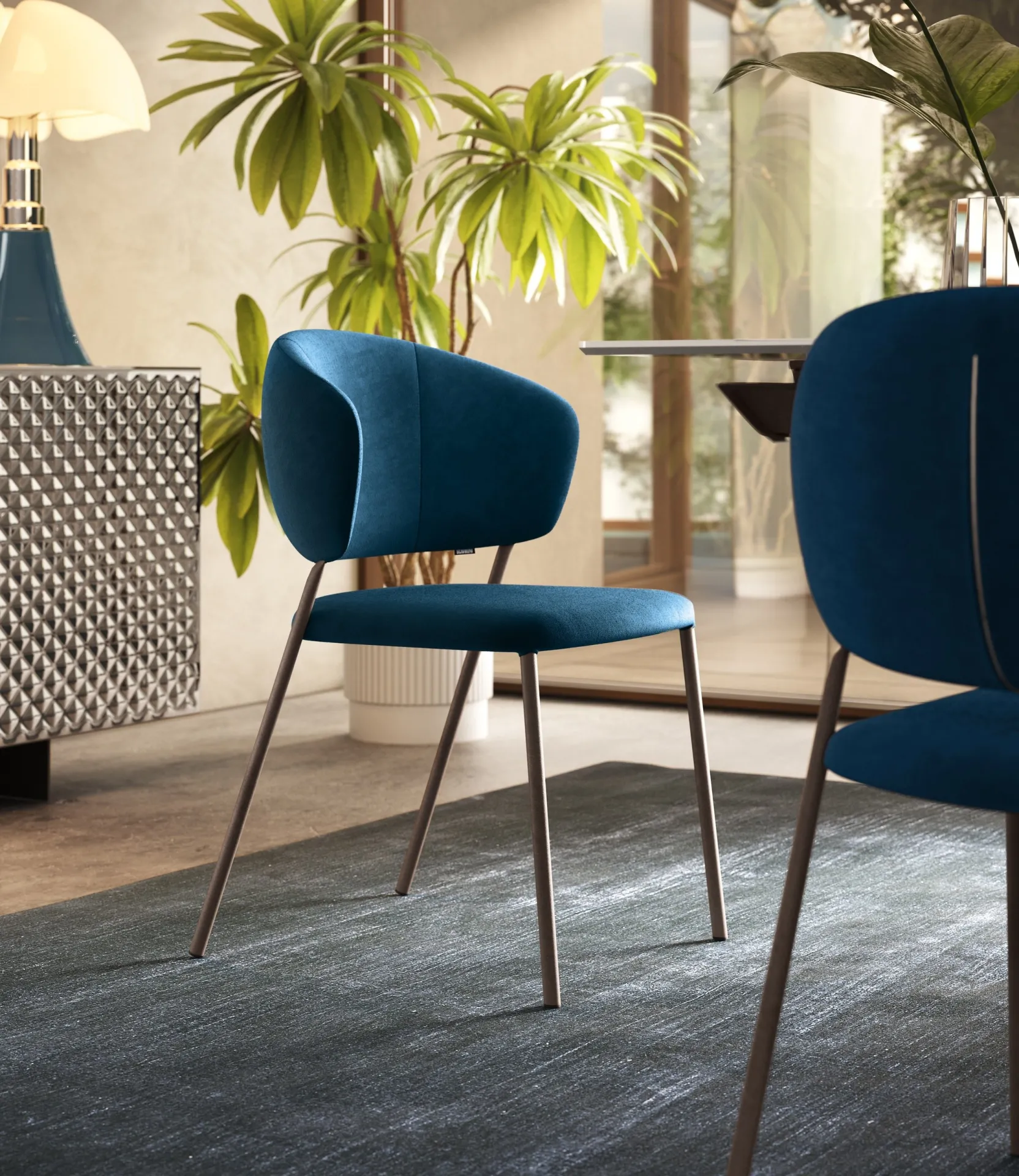 Sedie Pilot Scavolini in velluto blu in una sala con piante e tappeto