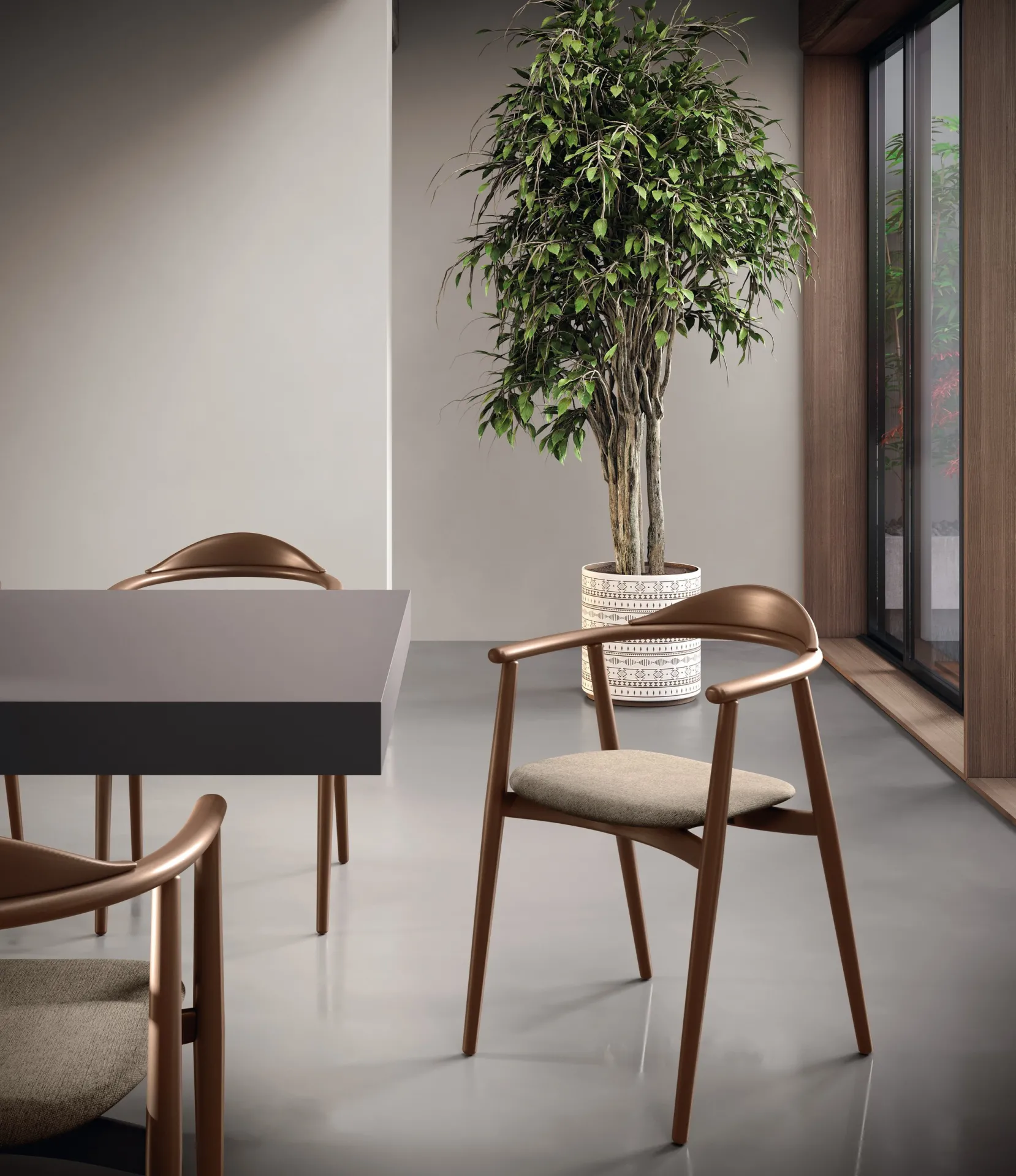 Sedia Pochette Scavolini in frassino scuro accanto a un tavolo e a un albero in vaso