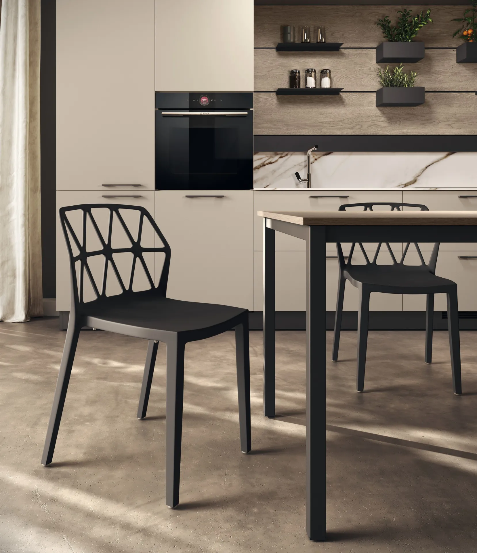 Sedie Polygon Scavolini nere vicino a un tavolo in una cucina con piano in marmo
