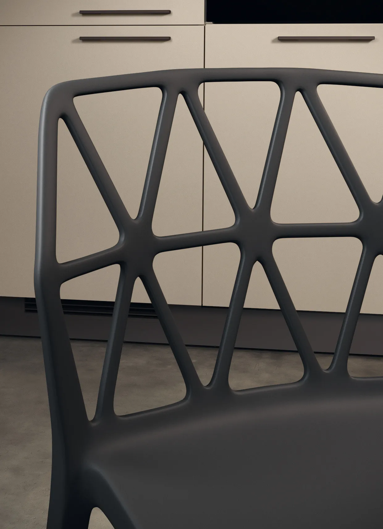 Dettaglio dello schienale a triangoli della sedia Polygon Scavolini nera