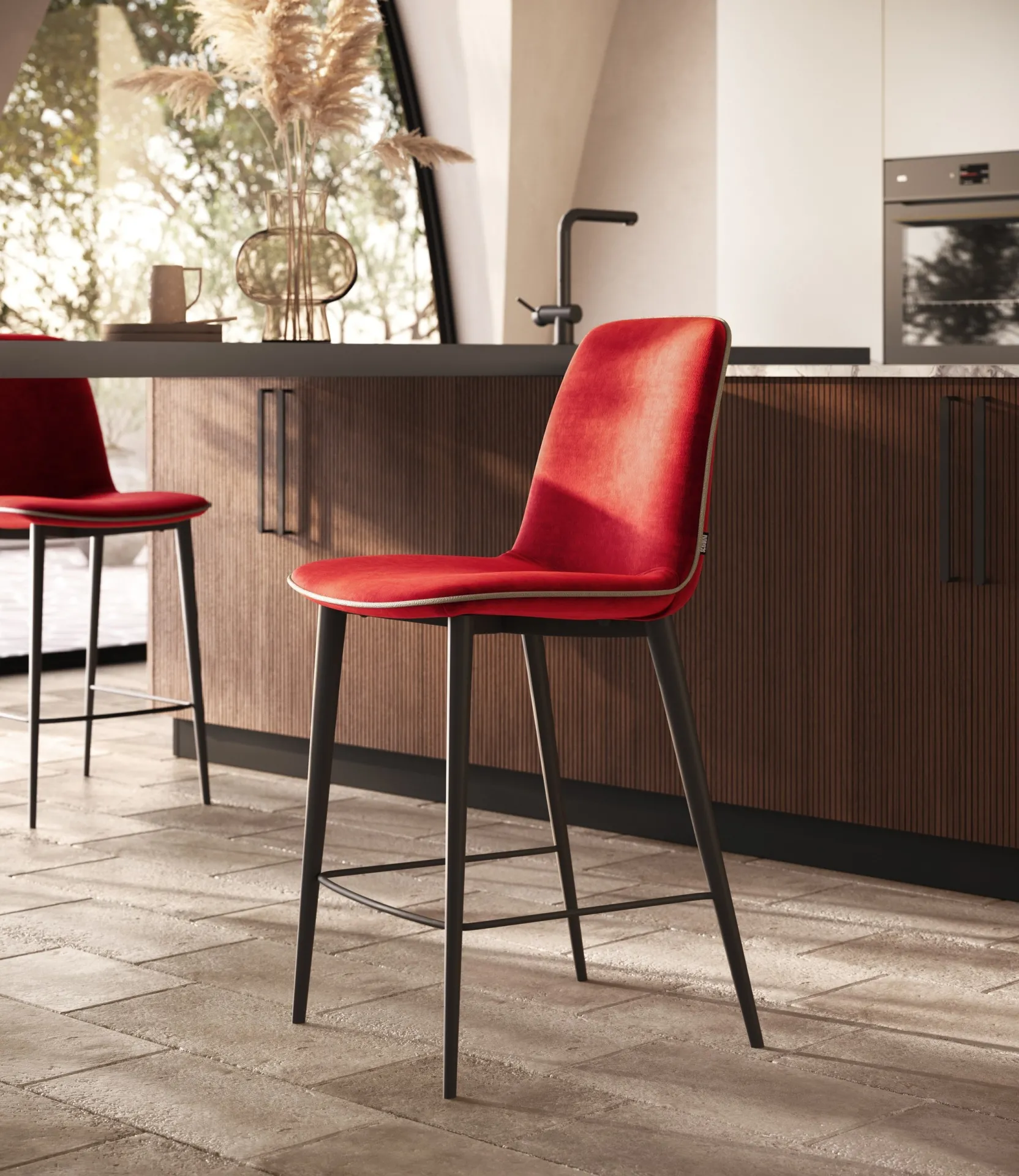 Sgabello Sabrina Scavolini rosso davanti a un'isola in legno scuro