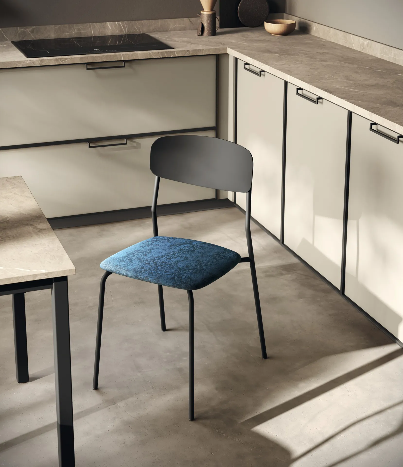 Sedia Sam Scavolini nera con seduta blu in una cucina con piano in pietra