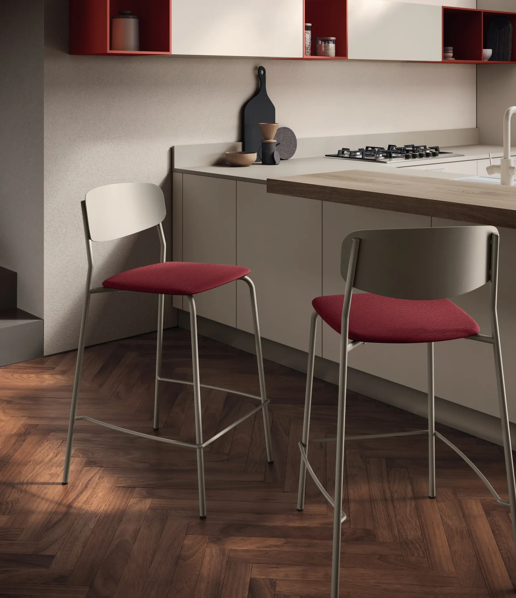 Sgabelli Sam Scavolini color tortora con seduta rossa davanti a una penisola