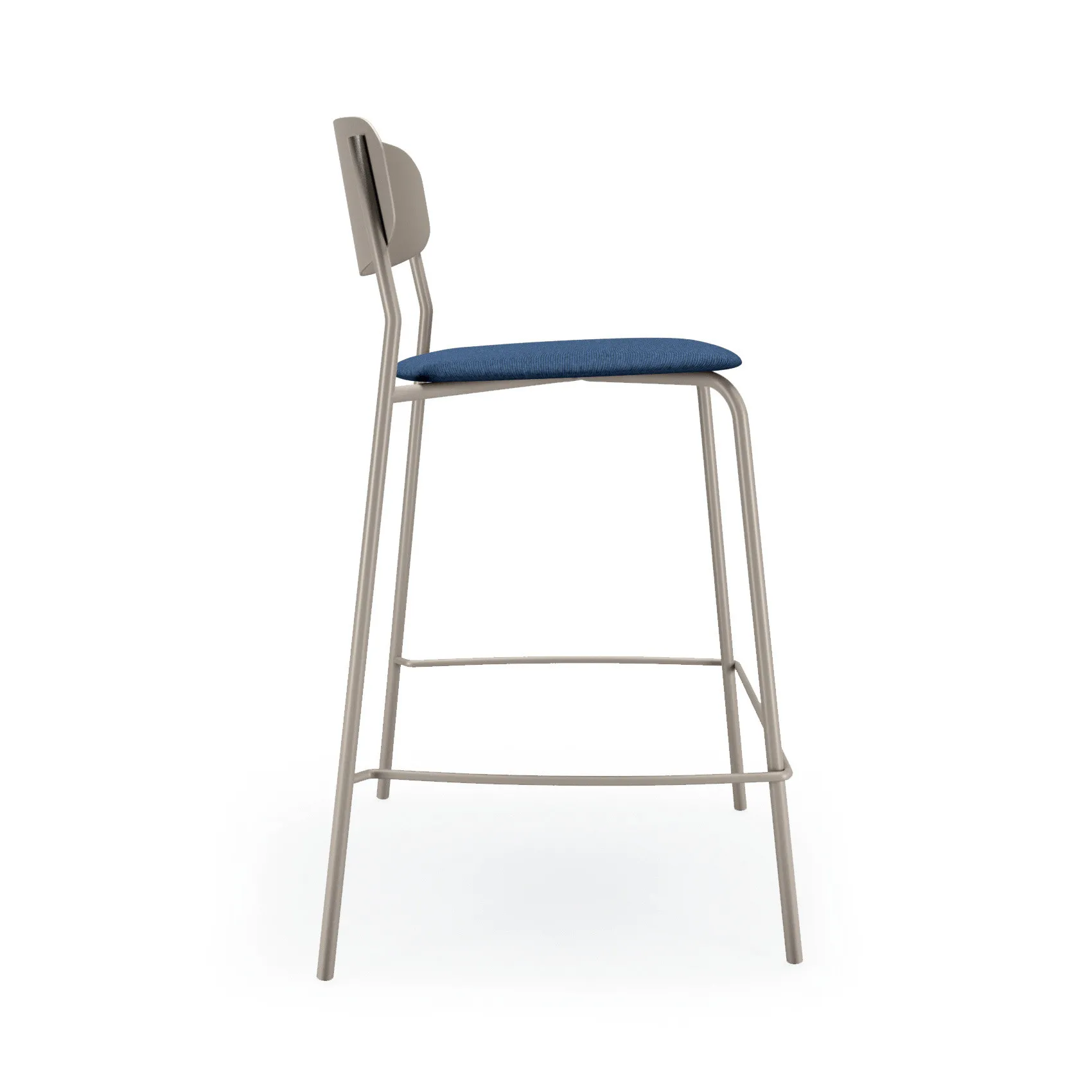 Sgabello Sam Scavolini con seduta blu di profilo su fondo bianco