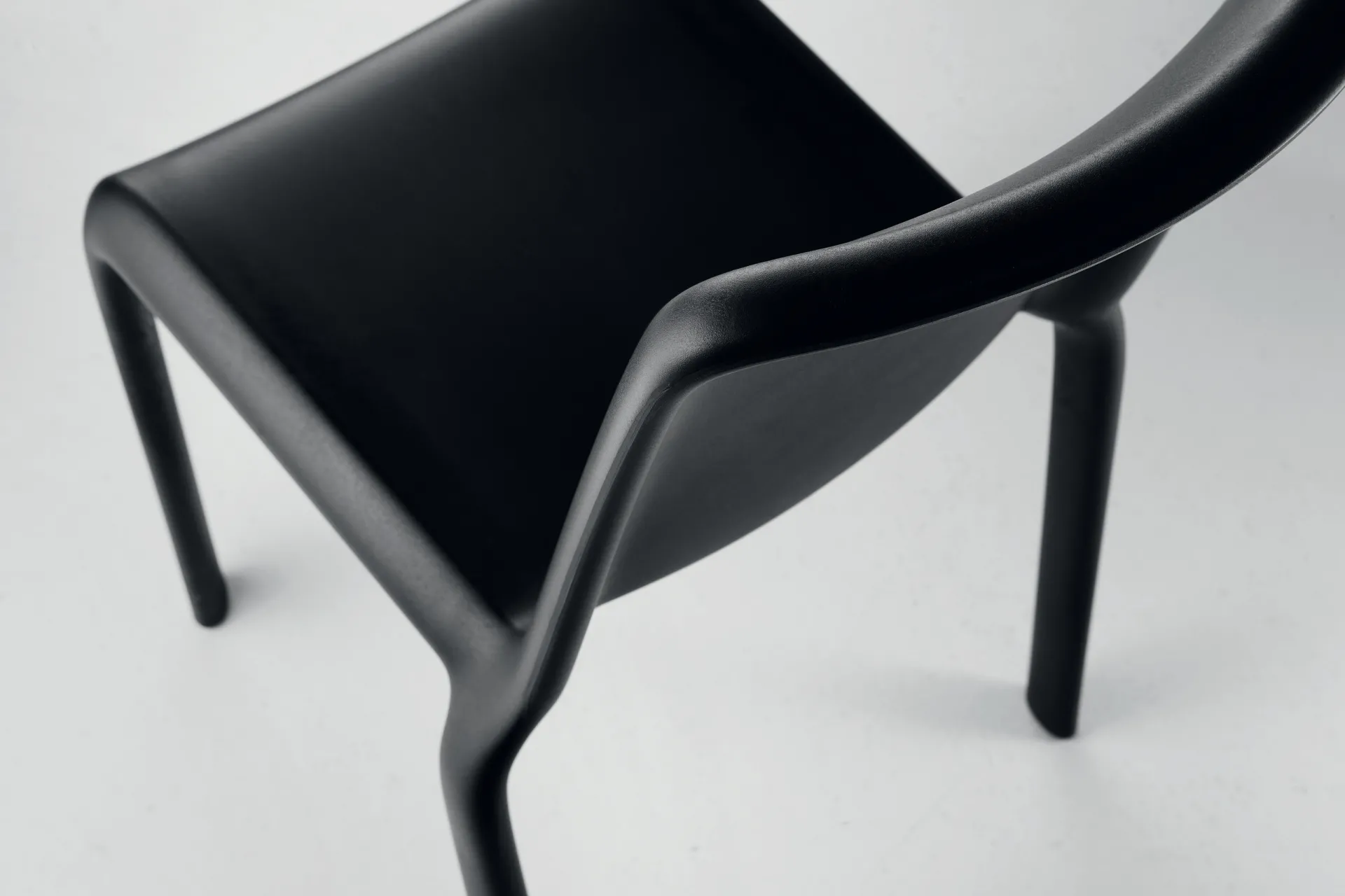 Dettaglio della monoscocca nera della sedia Snow 300 Scavolini