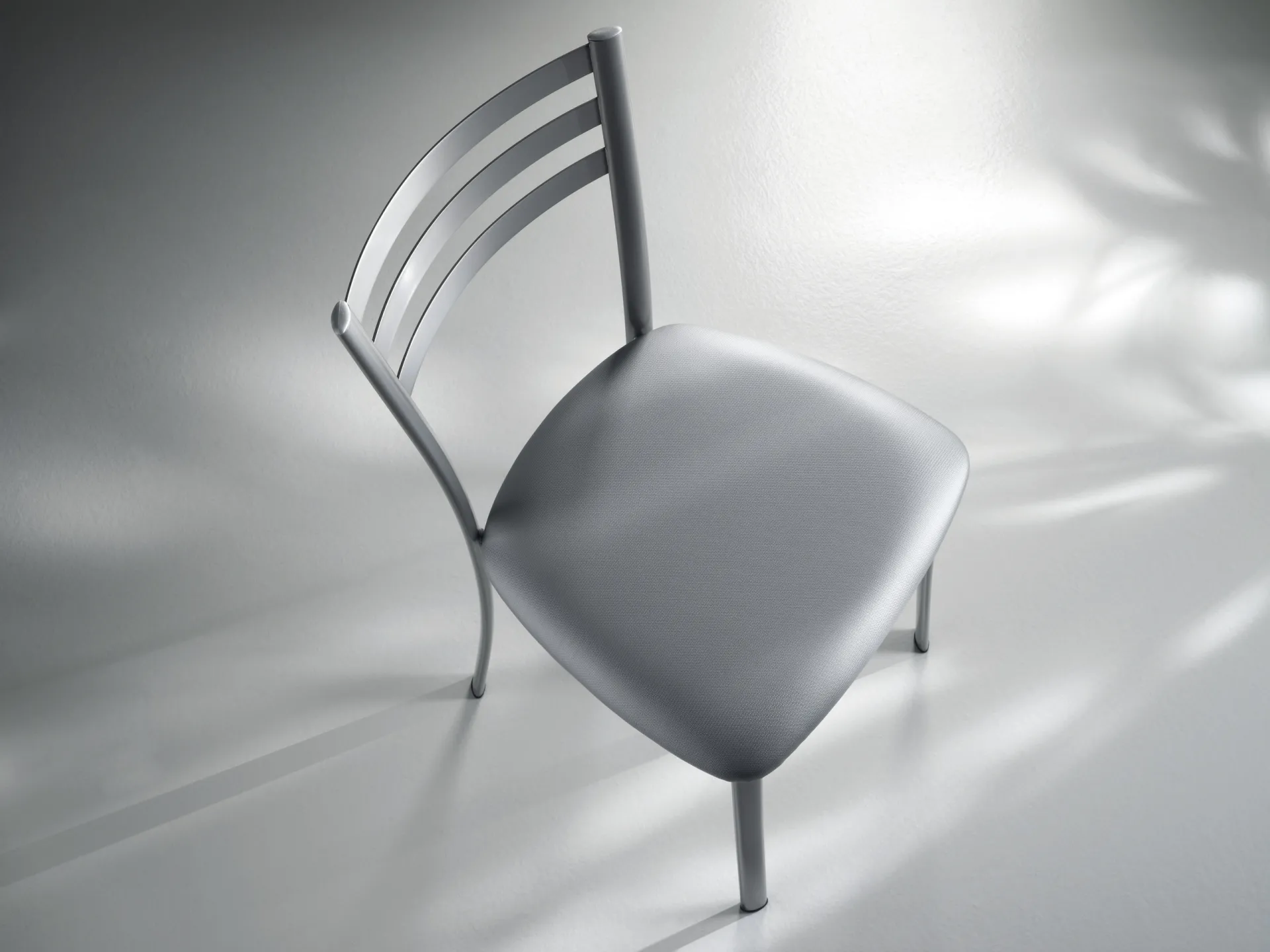 Sedia Speedy Scavolini argento vista dall'alto su fondo grigio chiaro