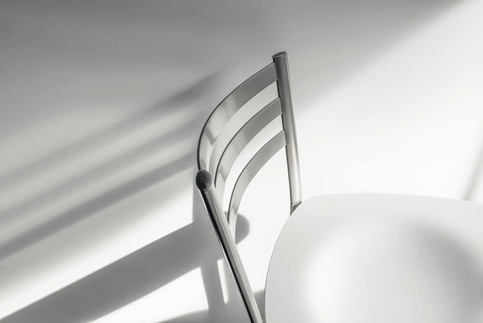 Dettaglio dello schienale a stecche dello sgabello Speedy Scavolini in luce radente