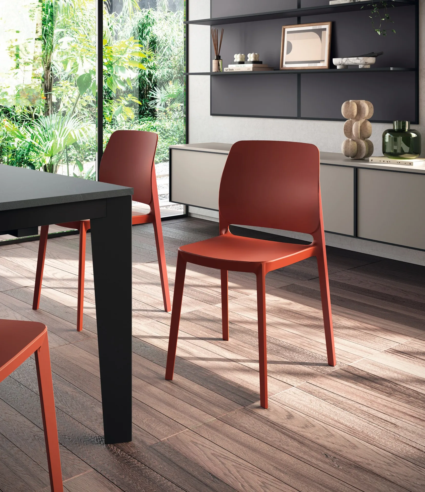 Sedie T!pa Scavolini color mattone attorno a un tavolo scuro in un soggiorno