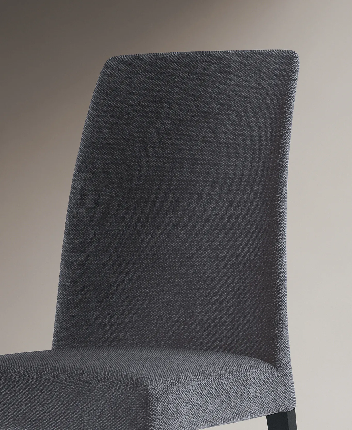 Dettaglio del rivestimento in tessuto della sedia Tailor Scavolini