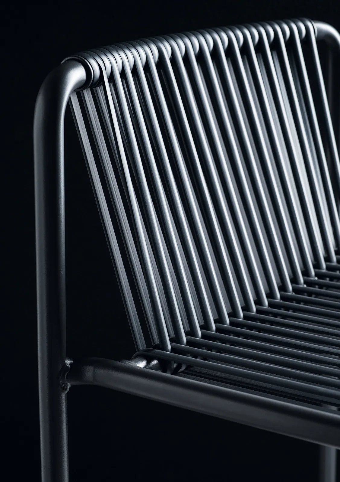 Primo piano dell'intreccio in fili dello sgabello Tribeca Scavolini nero