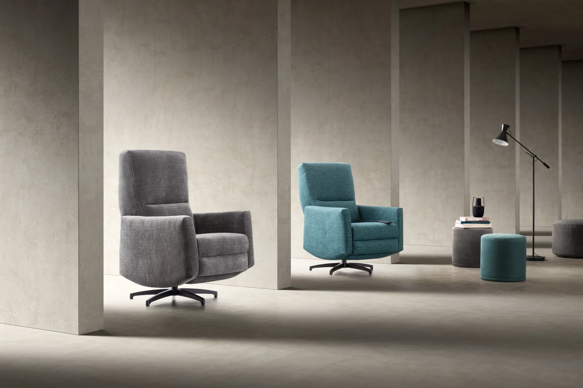 Poltrone Levante Relax Samoa grigia e ottanio su base a razze, con pouf tondi