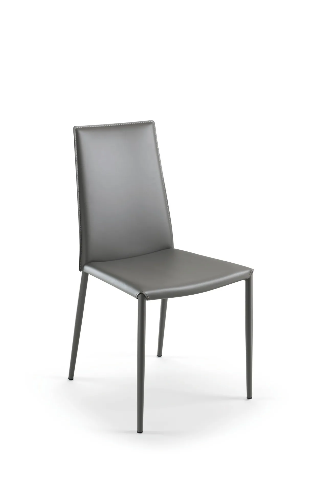 Sedia Unique Scavolini grigia vista di tre quarti su fondo bianco
