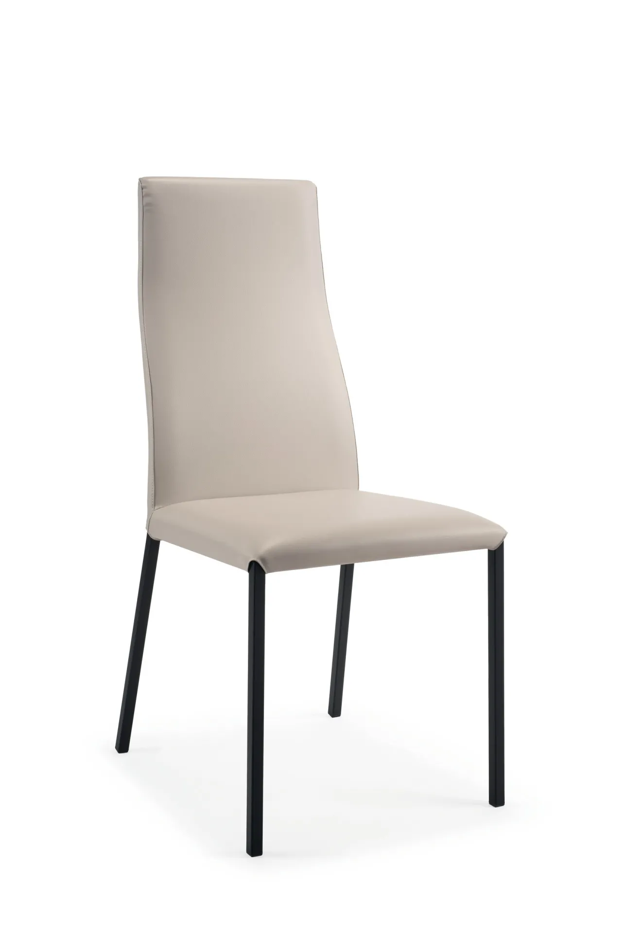Sedia Wave Scavolini color sabbia vista di tre quarti su fondo bianco