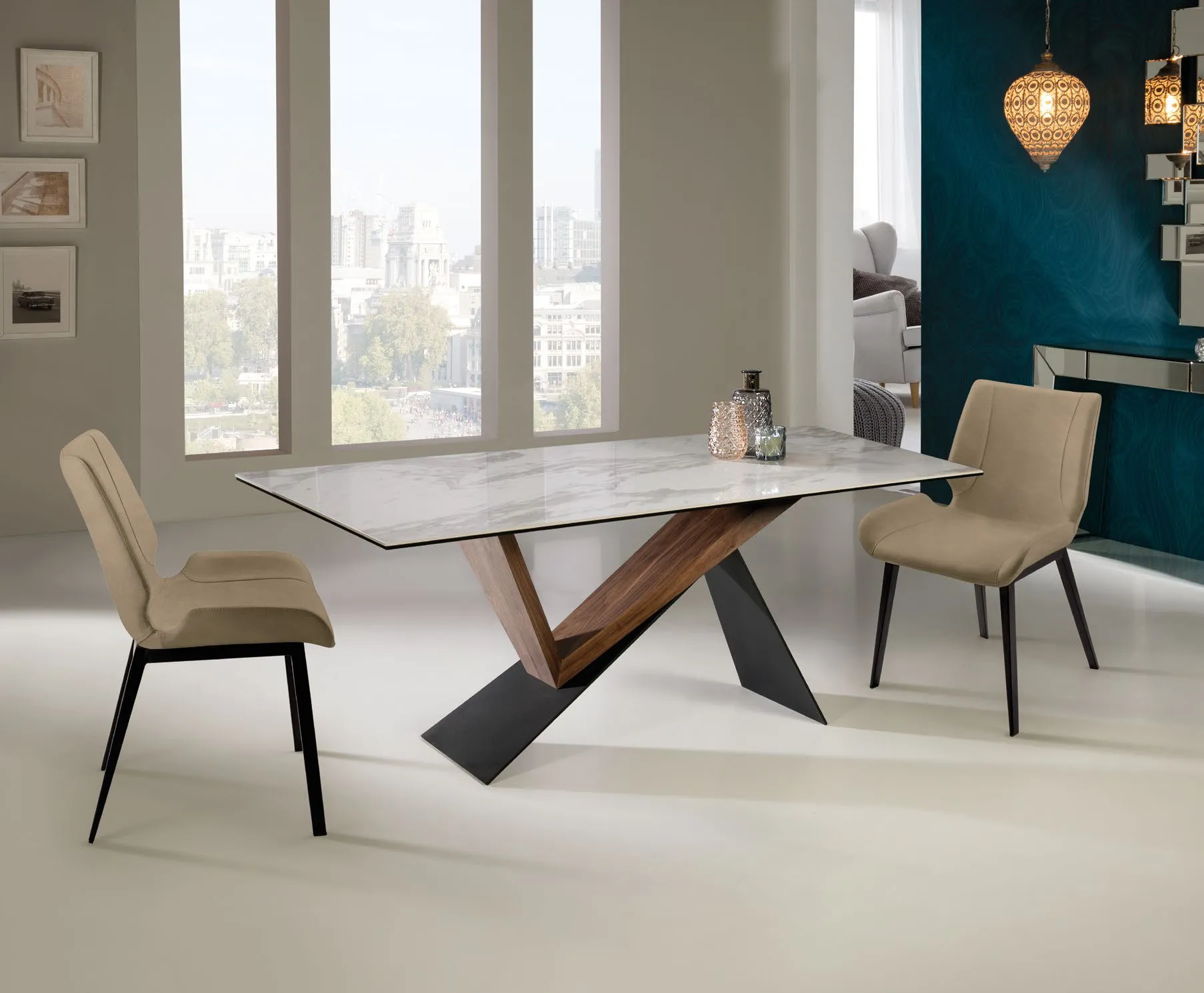 Tavolo Noa Schuller con gambe incrociate e piano effetto marmo bianco e sedie beige