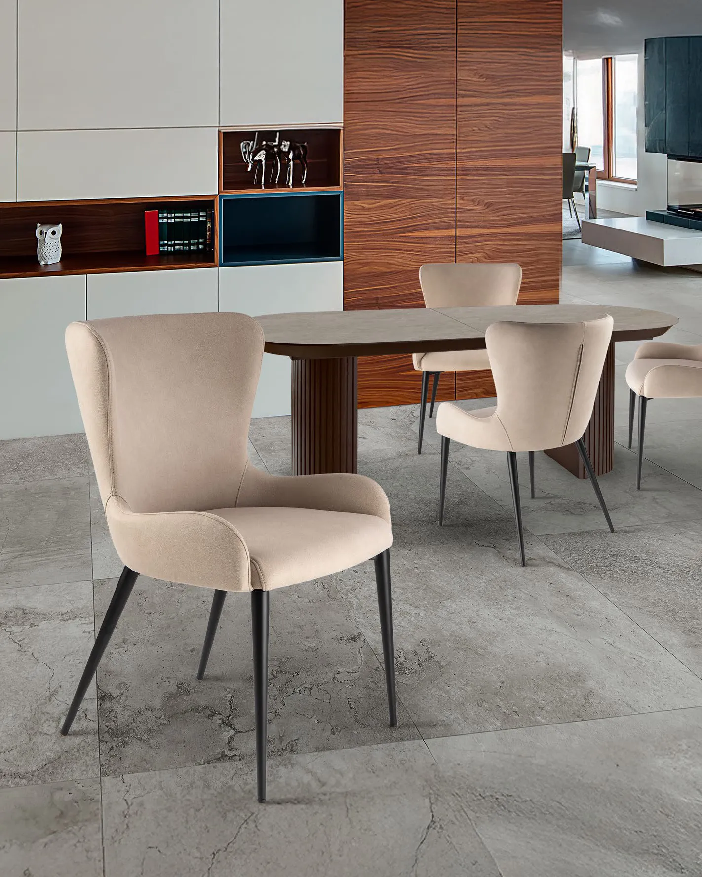 Sedia Telma Schuller beige con schienale alto accanto a un tavolo