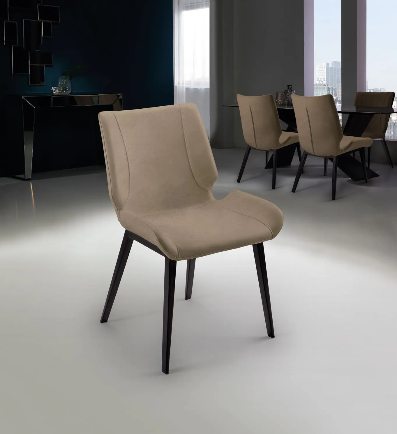 Sedia Kiara Schuller beige con gambe nere in una sala da pranzo