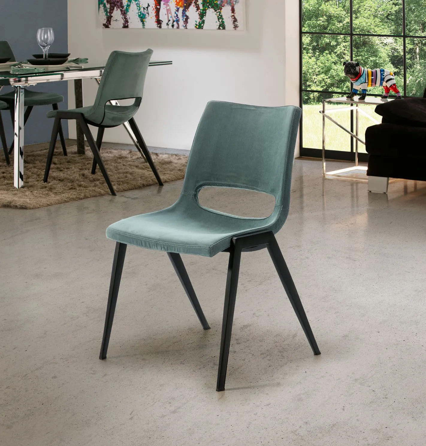 Sedia Aloha Schuller acquamarina con gambe nere in una sala da pranzo