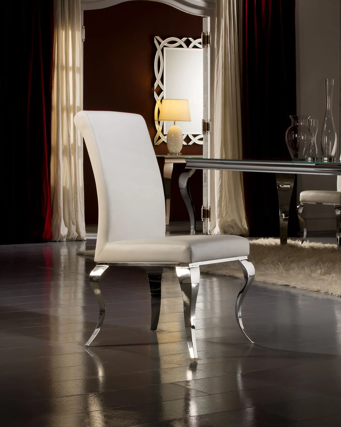 Sedia Barroque Schuller con gambe in acciaio sagomate in una sala elegante