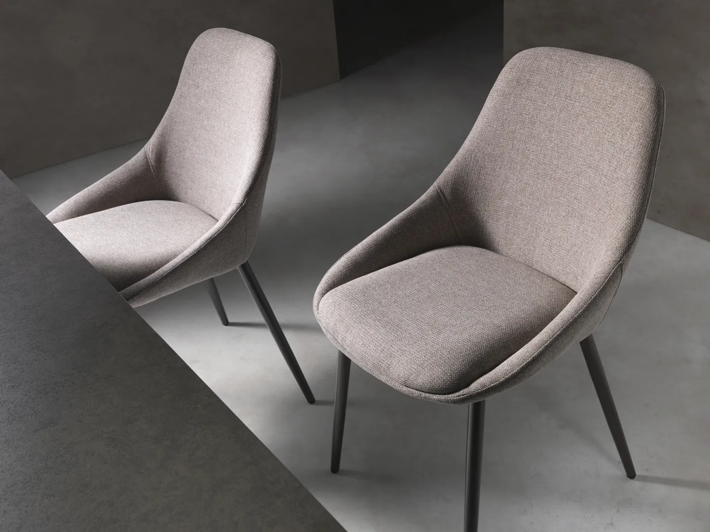 Primo piano di due sedie Kira Stones in tessuto beige