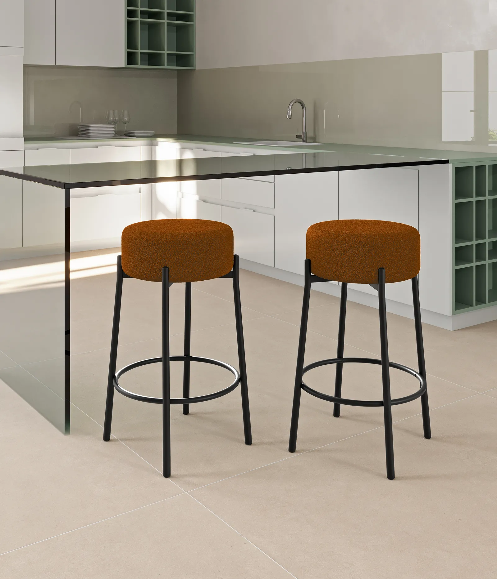 Sgabelli Syd Stones color ruggine a una penisola in vetro in una cucina chiara