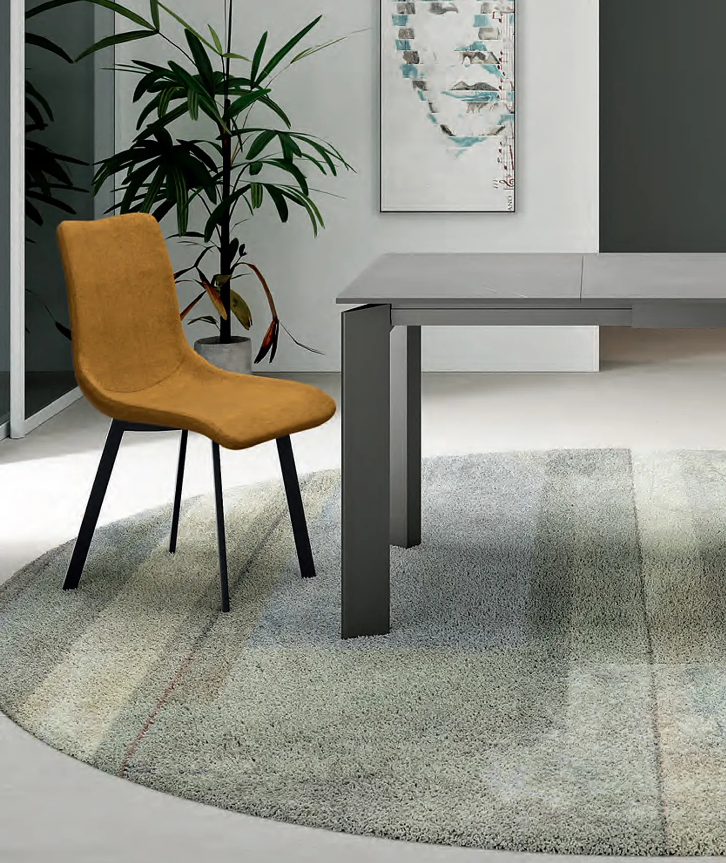 Sedia Iris Stones gialla accanto a un tavolo grigio in un soggiorno