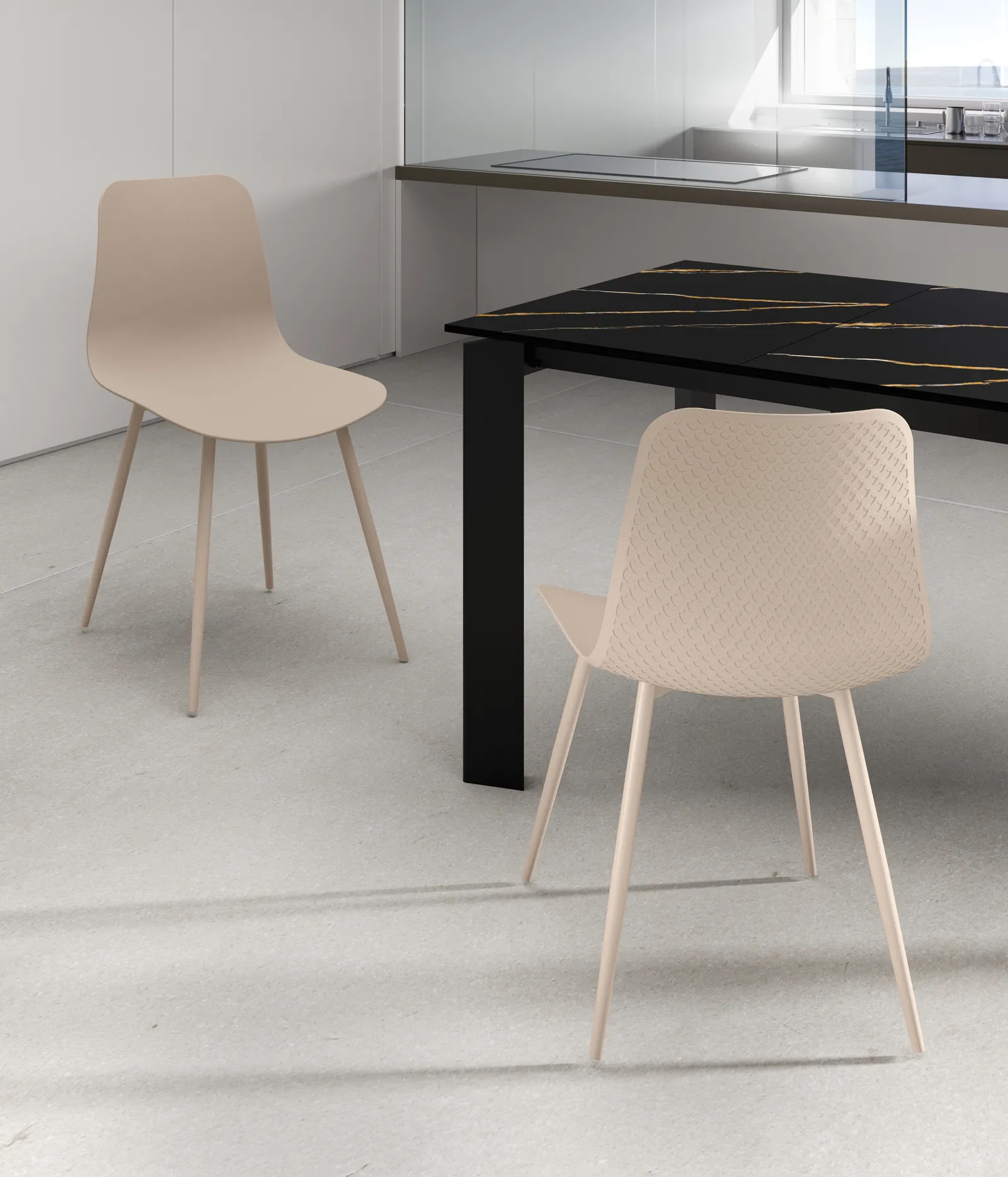 Sedie Cover Stones beige intorno a un tavolo nero in una cucina