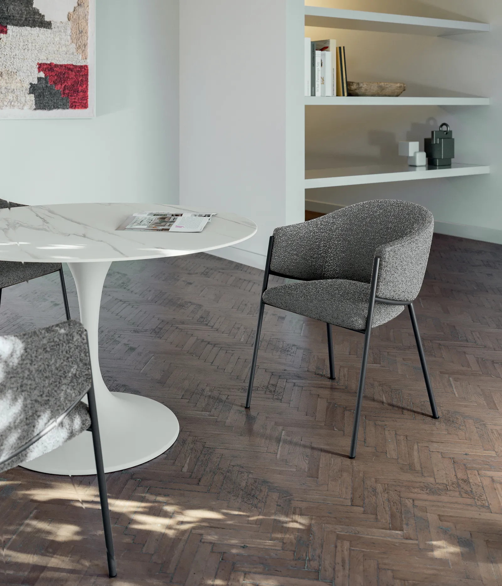 Sedia Medea Stones grigio chiaro accanto a un tavolo tondo in marmo