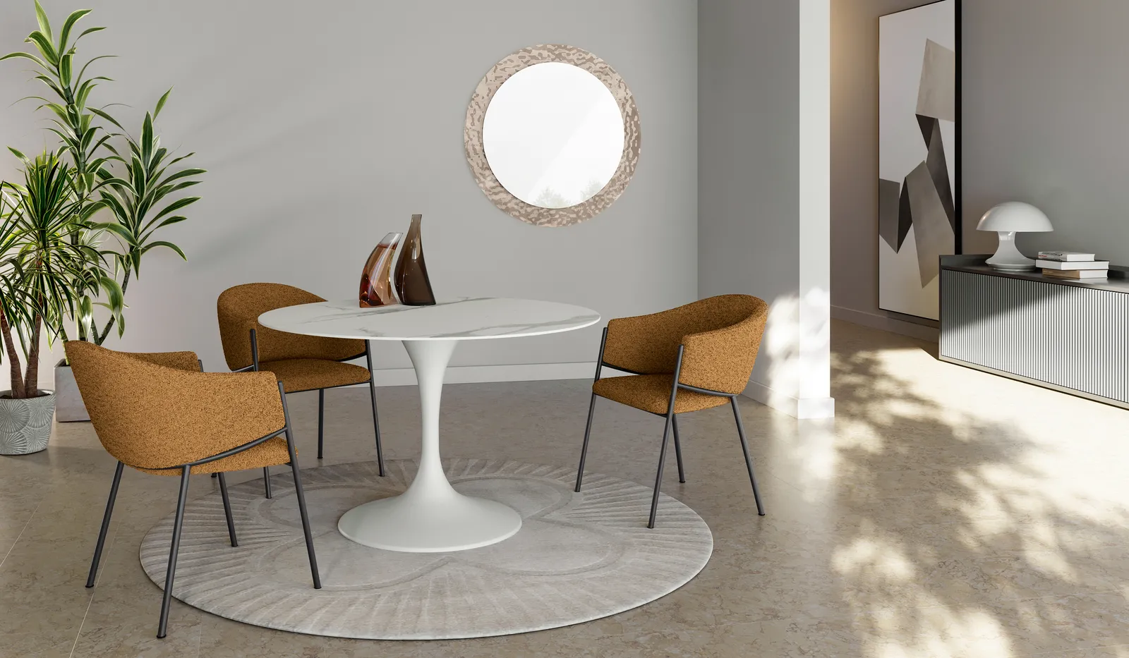 Tavolo Side Stones marmo bianco con sedie arancio sotto uno specchio tondo