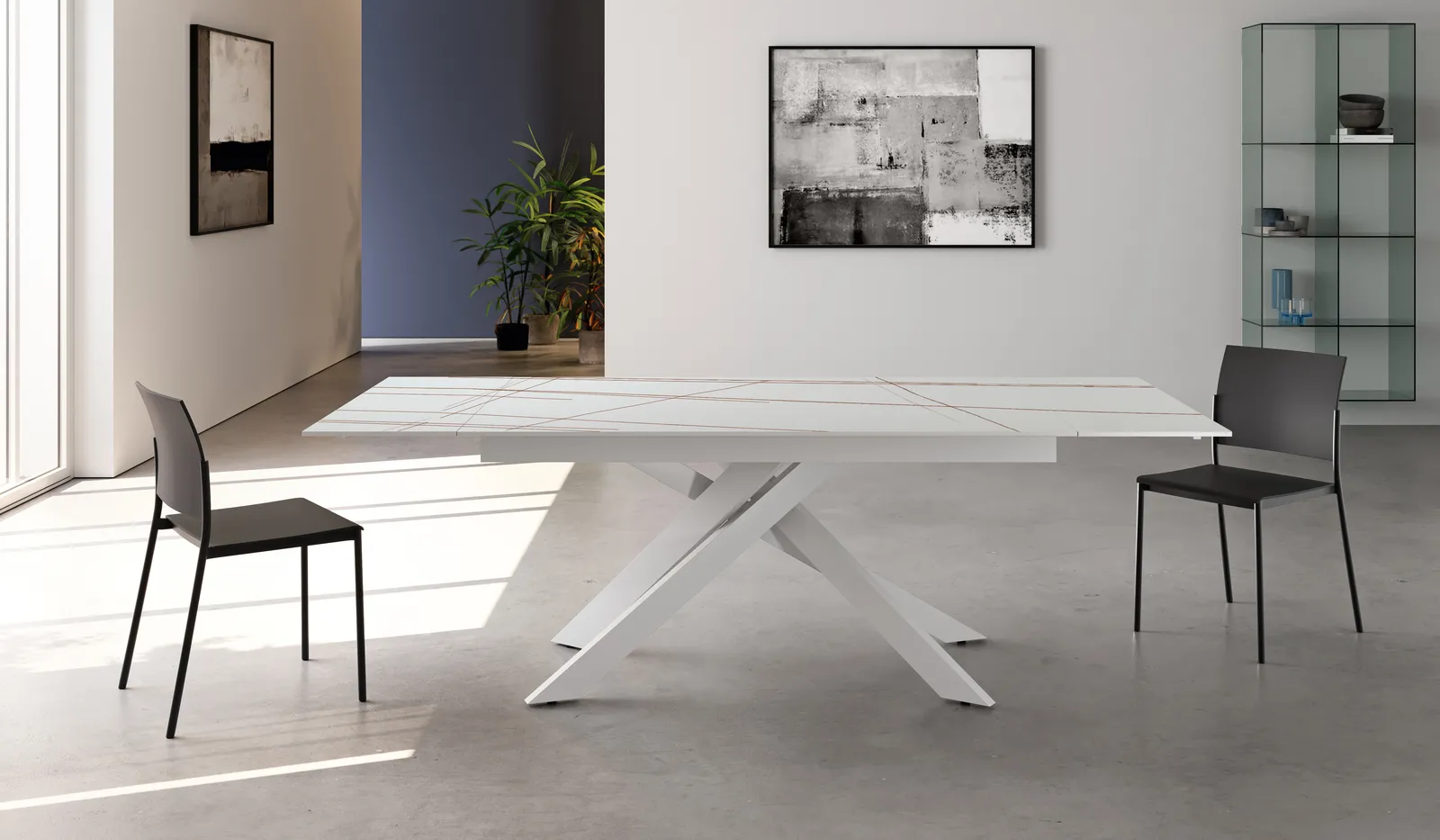 Tavolo Ares Stones bianco Sahara con sedie scure in un soggiorno con libreria