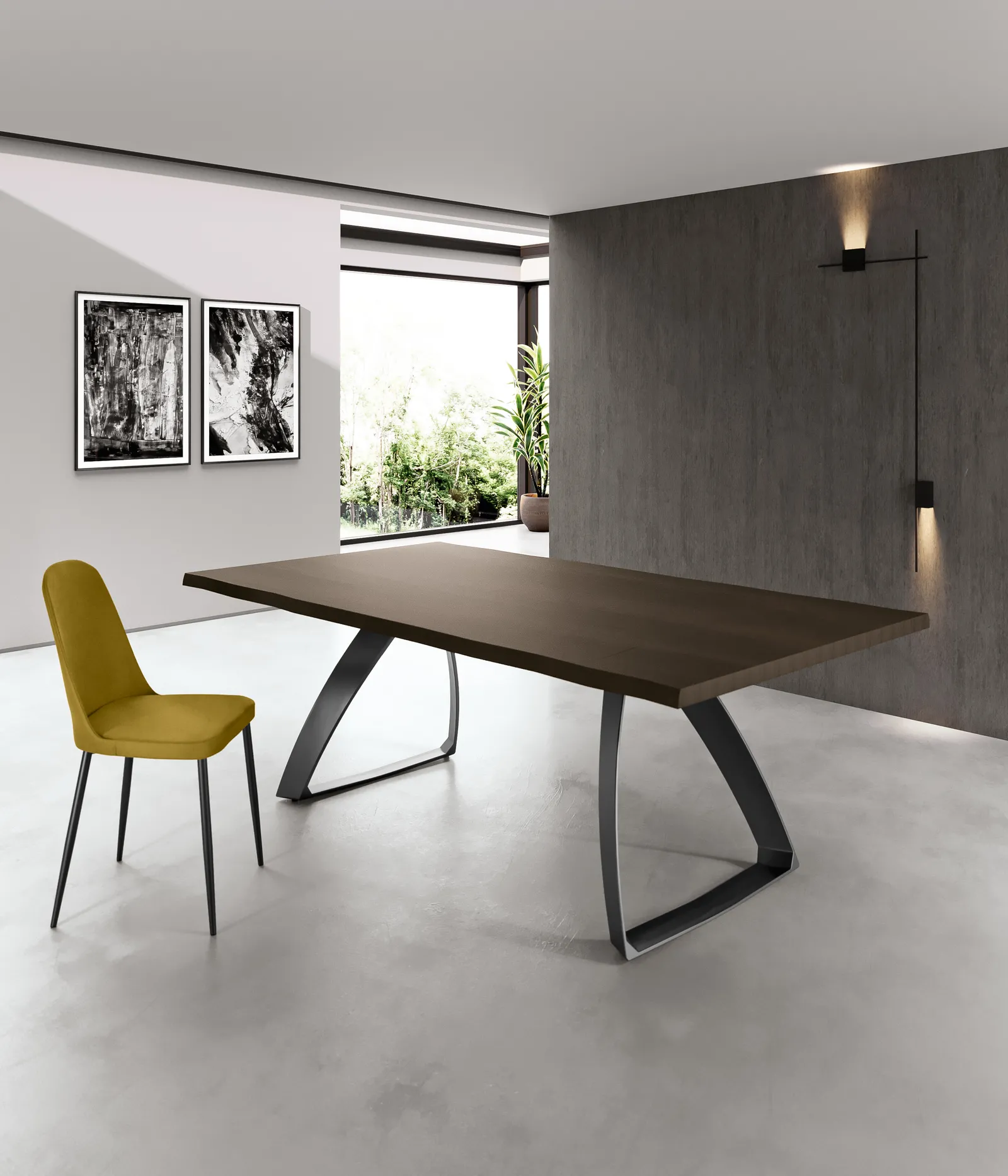 Tavolo Bridge Stones in rovere termocotto con sedie gialle in un ambiente grigio