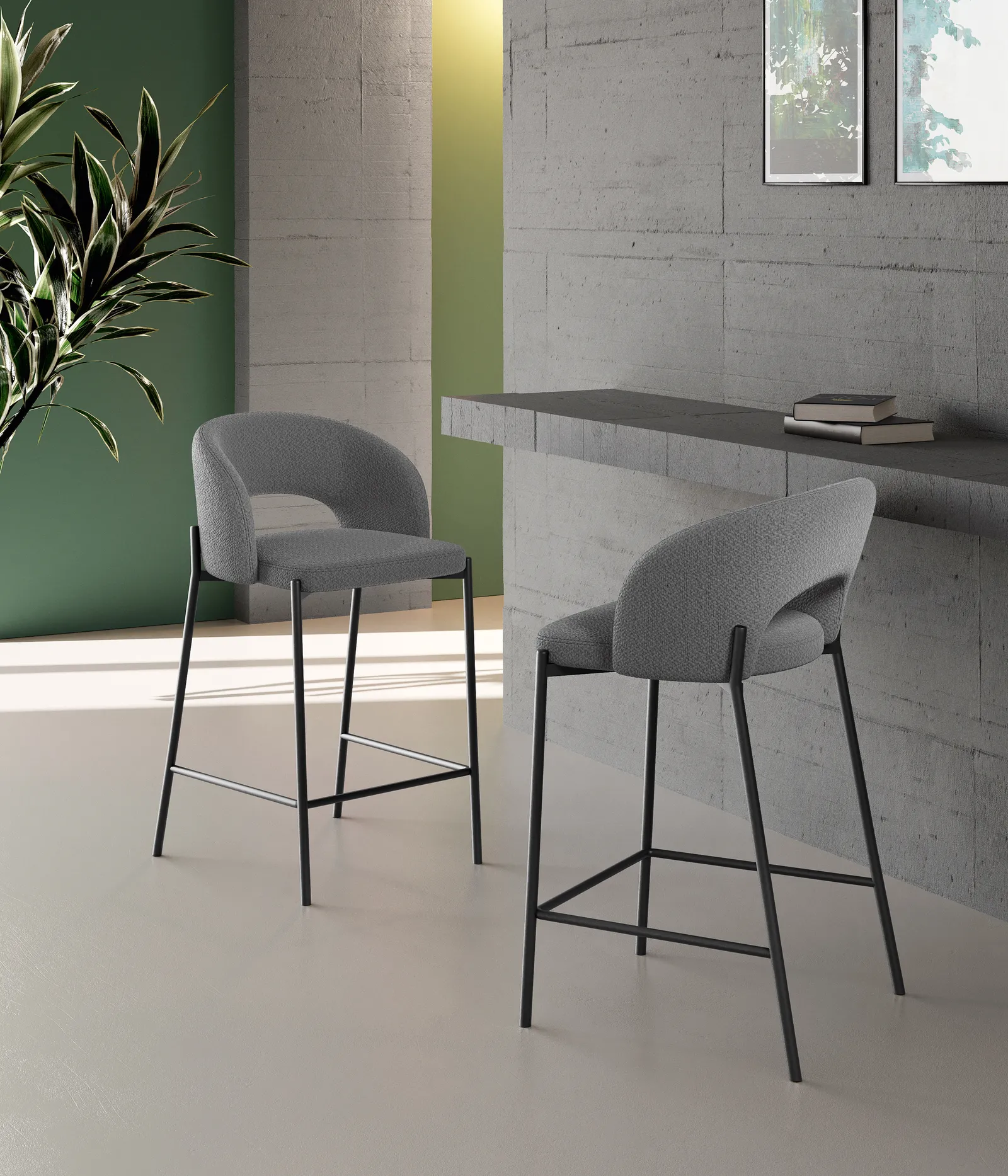 Sgabelli Greta Stones grigi a un bancone in una cucina con parete verde