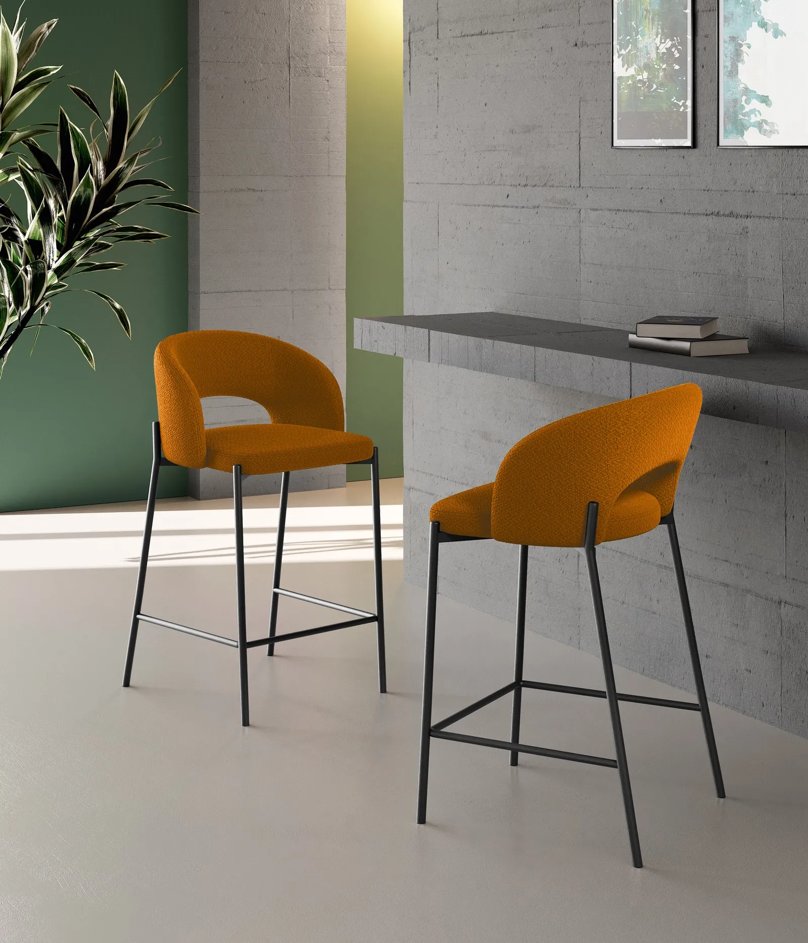 Sgabelli Greta Stones arancio e gialli con schienale tondo a un bancone
