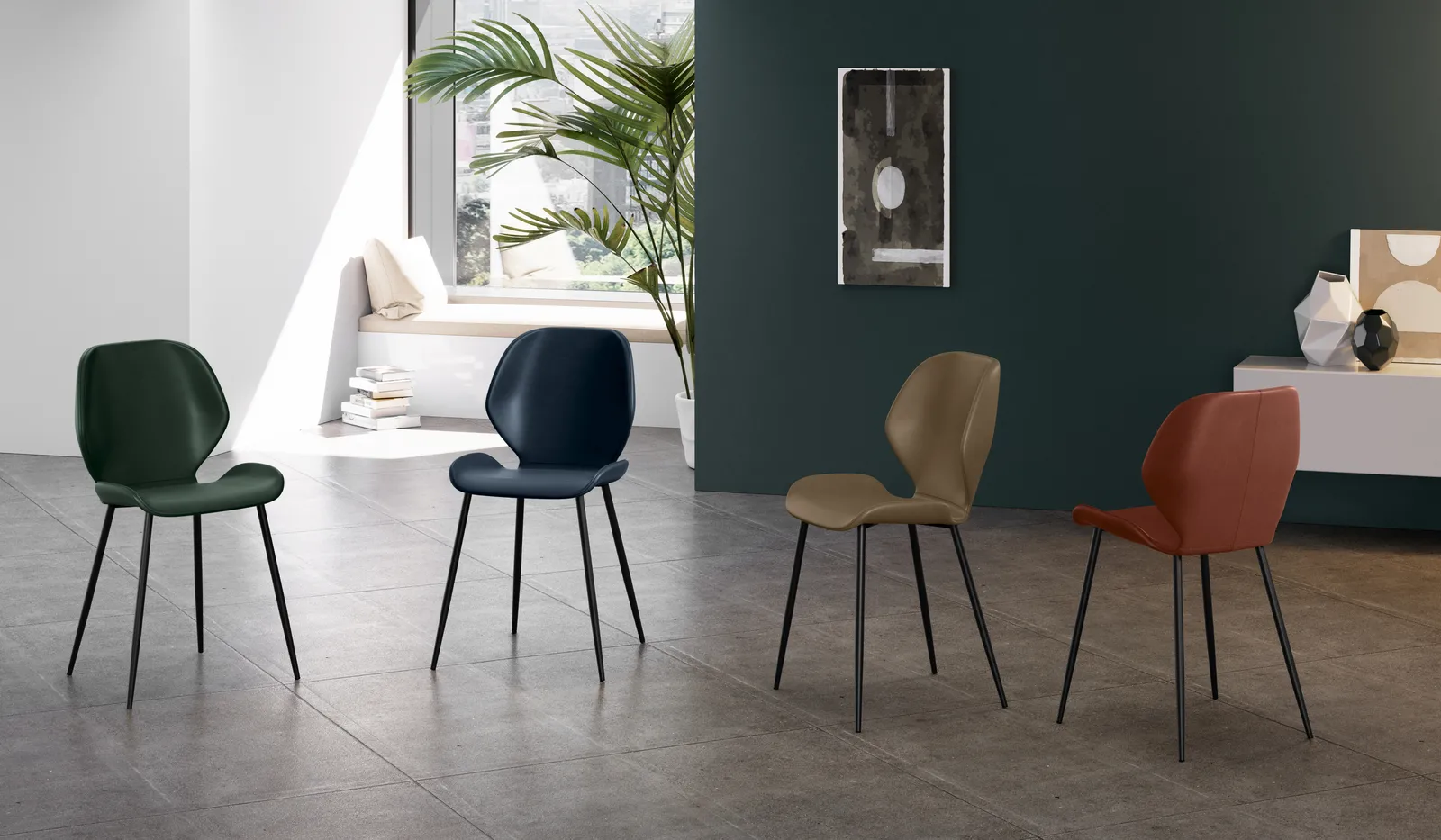 Sedie Diana Stones in soft-touch di quattro colori davanti a una parete verde