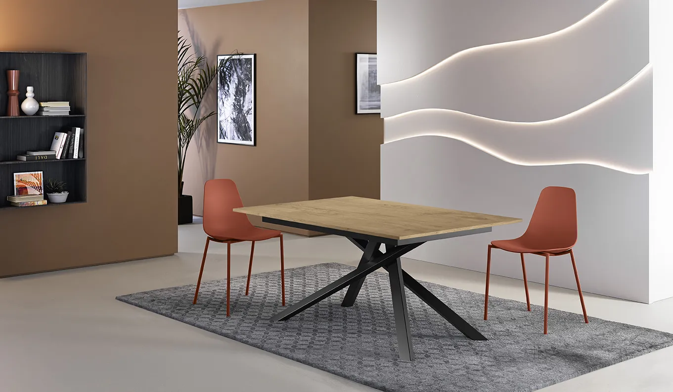 Tavolo Pulse 25 Stones rovere con sedie rosse in una sala da pranzo