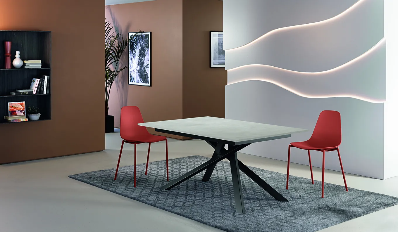 Tavolo Pulse 25 Stones cemento bianco con base nera e sedie rosse