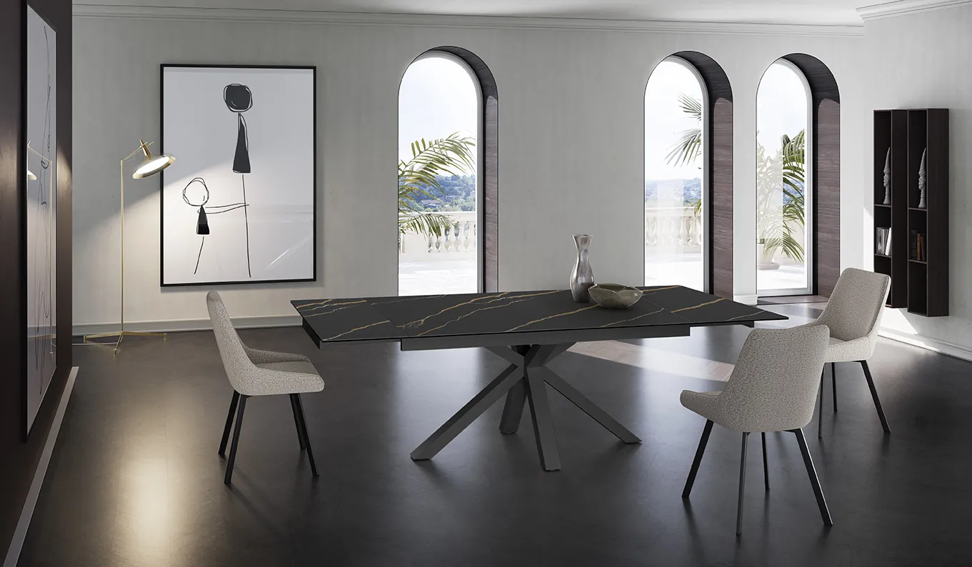Tavolo Ceramica 1 Stones Portoro con sedie chiare in una sala con archi