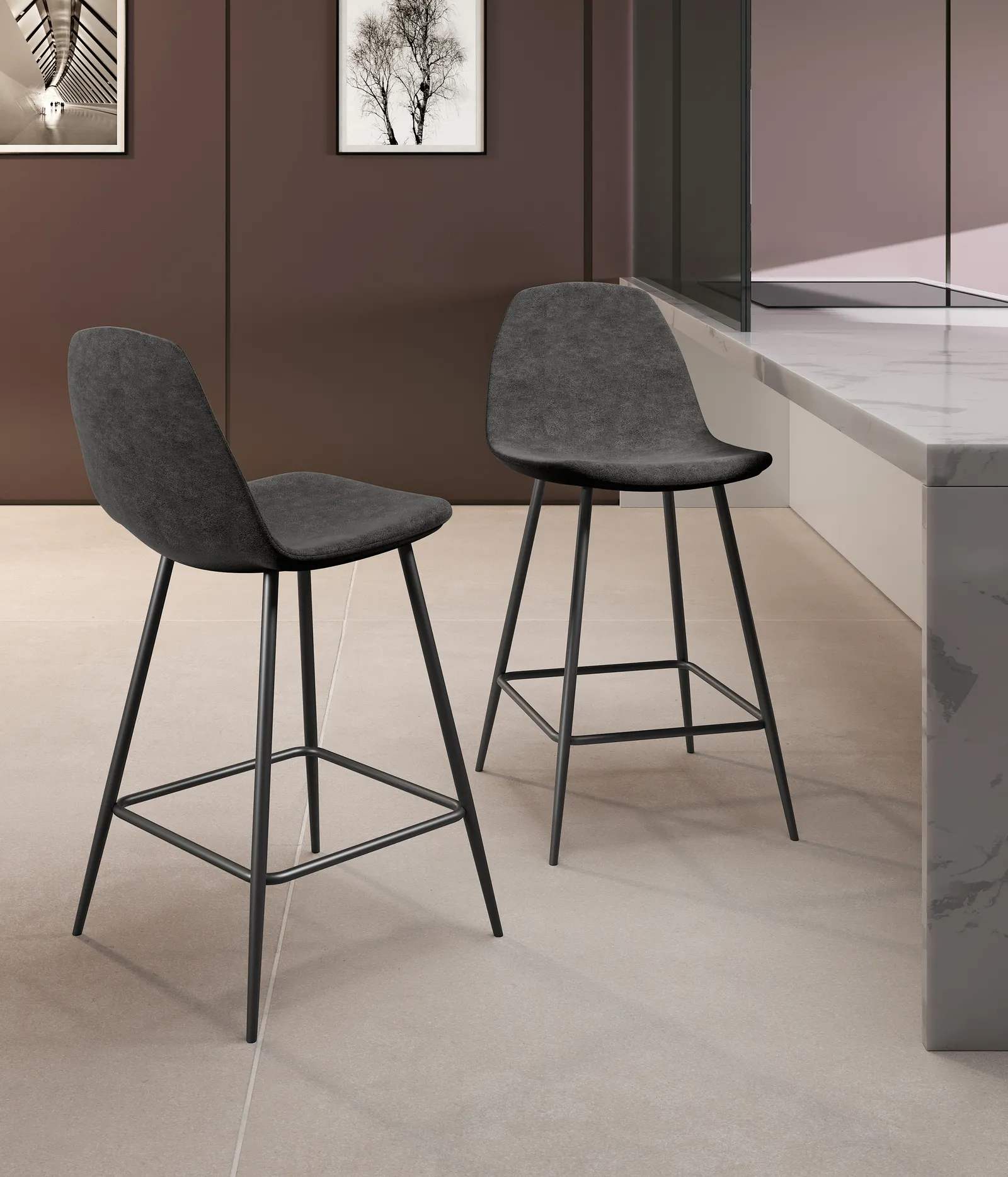 Sgabelli Brigitte Stones grigio vintage a una penisola in marmo