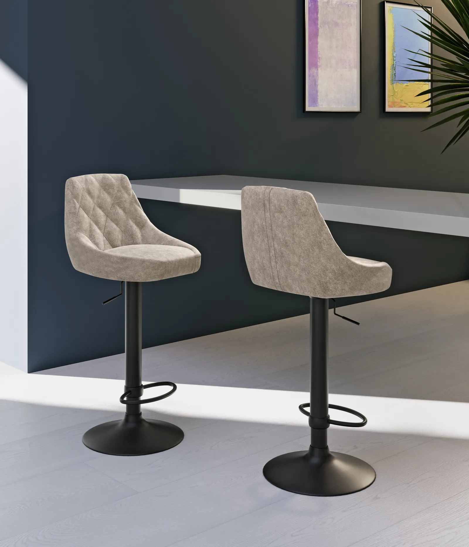 Sgabelli Max Stones beige con base nera a un bancone