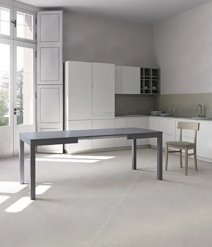 Tavolo Traffic Stones grigio scuro allungato in una cucina luminosa