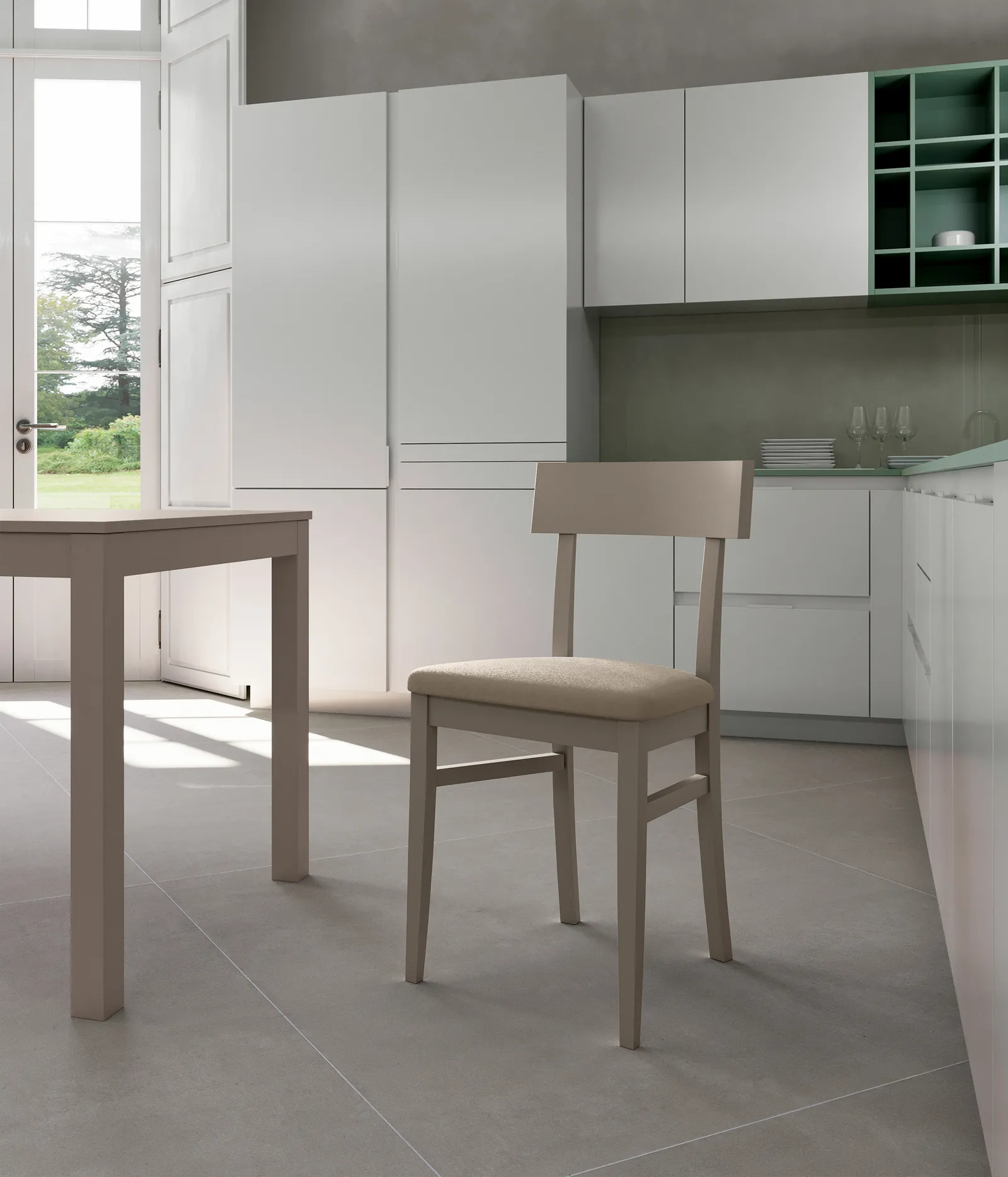 Sedia Monaco Stones tortora accanto a un tavolo in cucina