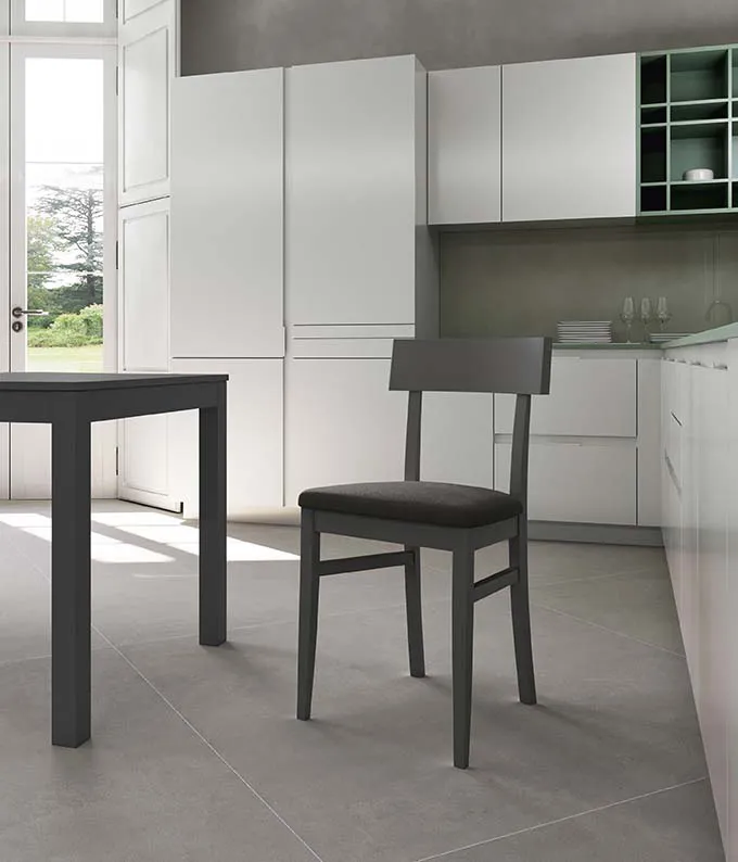 Sedia Monaco Stones grigio scuro in una cucina
