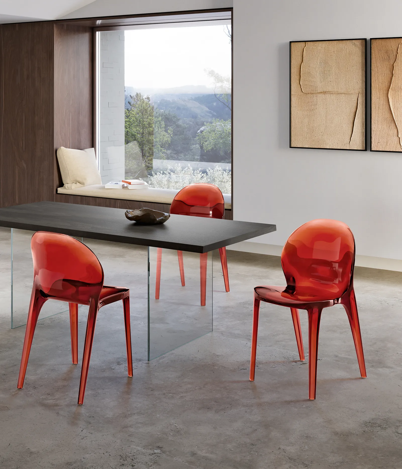 Sedie Ruby Stones rosse trasparenti intorno a un tavolo