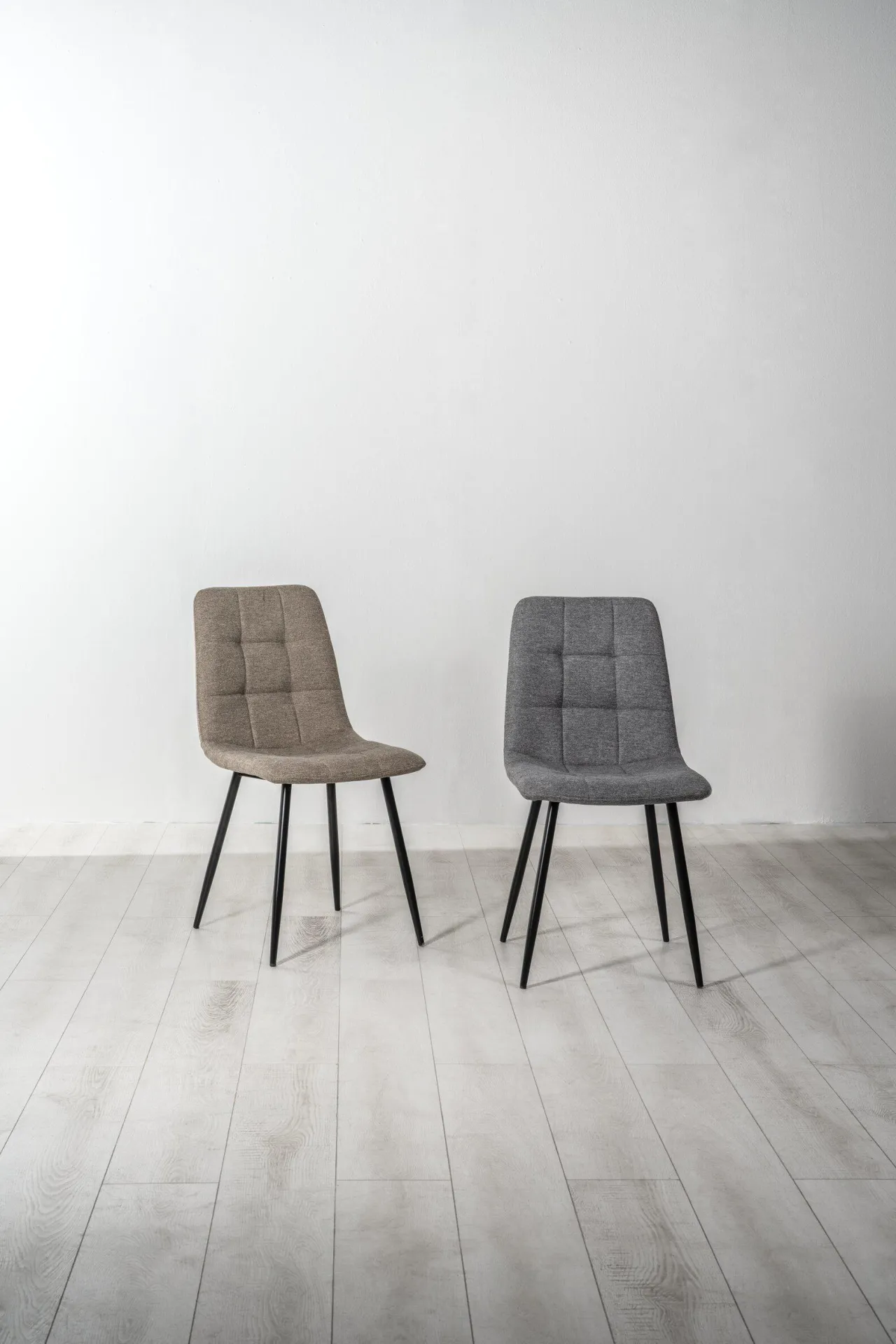 Sedie Alma Stones beige e grigio chiaro in una stanza vuota