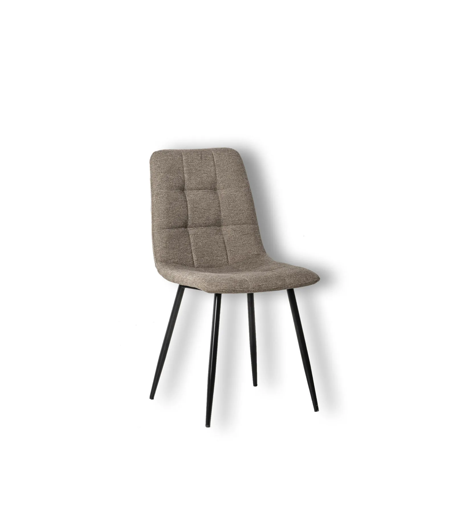 Sedia Alma Stones in tessuto beige su fondo bianco
