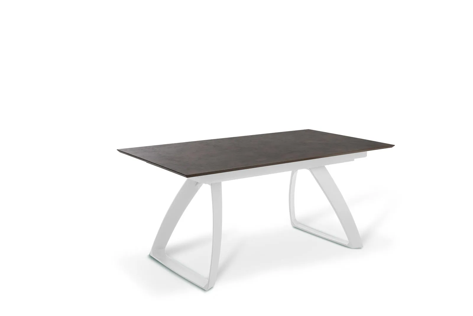 Tavolo Barret Stones ruggine con gambe bianche sagomate