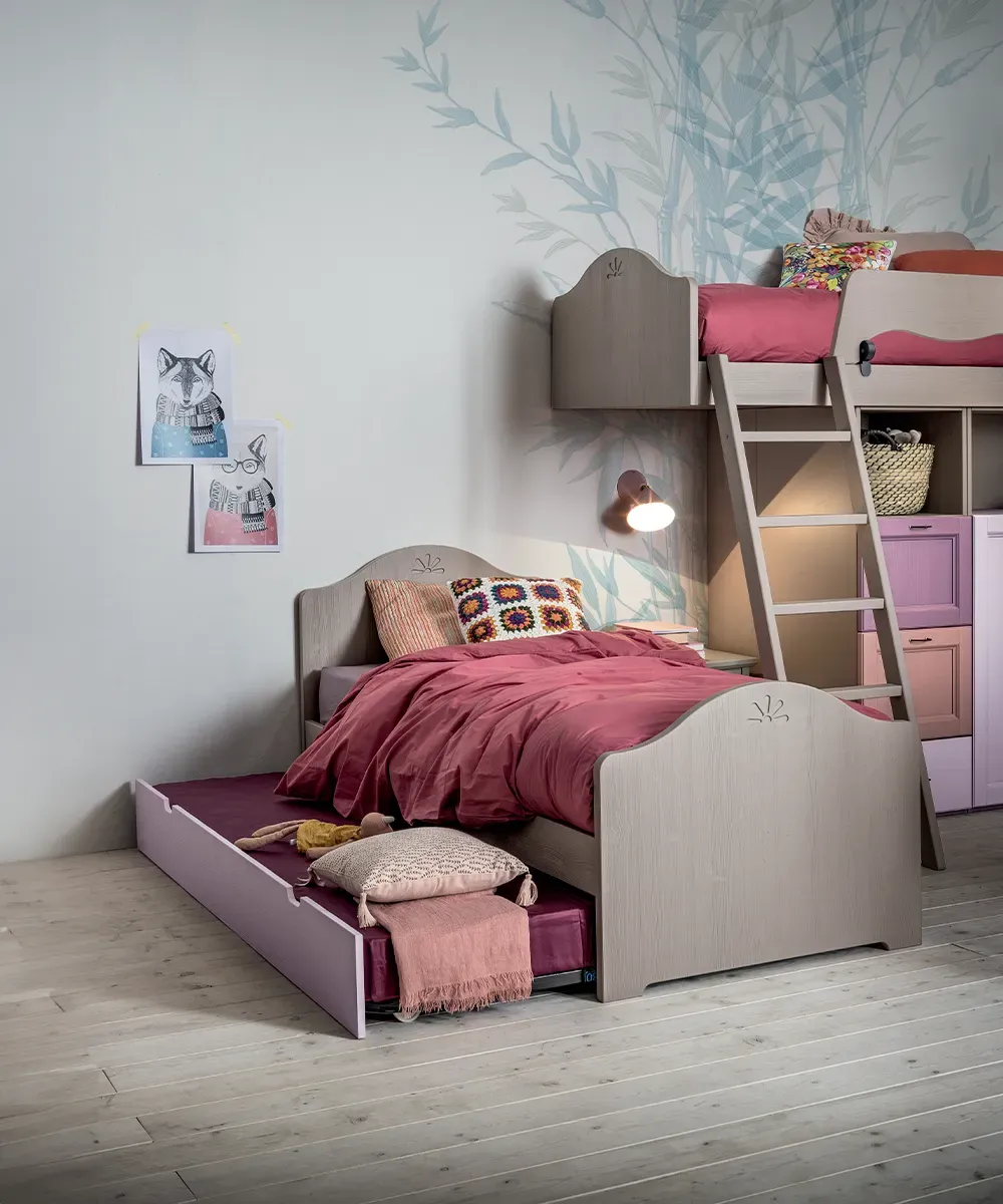 Letto Luna Callesella con secondo letto estraibile lilla e letto a castello sullo sfondo