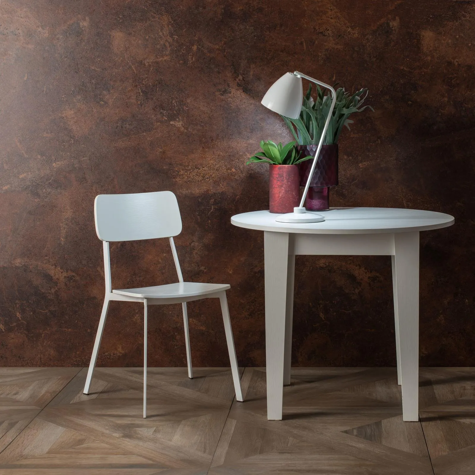 Sedia Woody Stones bianca accanto a un tavolo rotondo