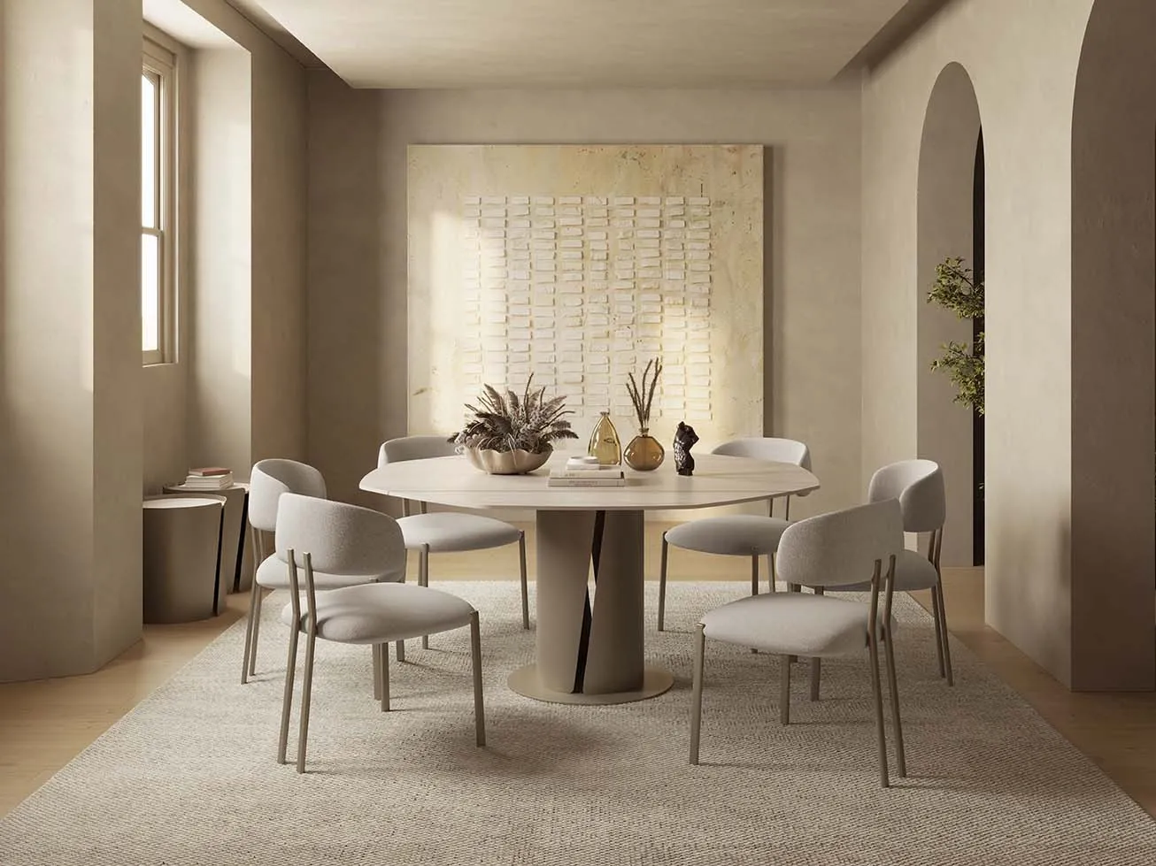 Tavolo allungabile Pod Target Point con piano chiaro e sedie imbottite grigie in una sala con arco