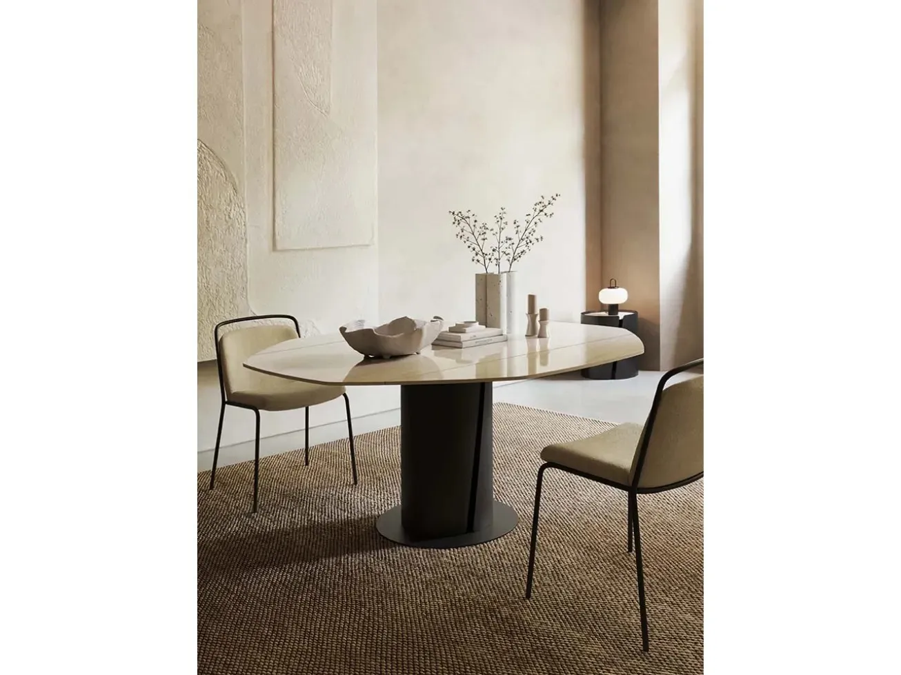 Tavolo Pod Target Point con base cilindrica e piano effetto marmo, due sedie in tessuto chiaro