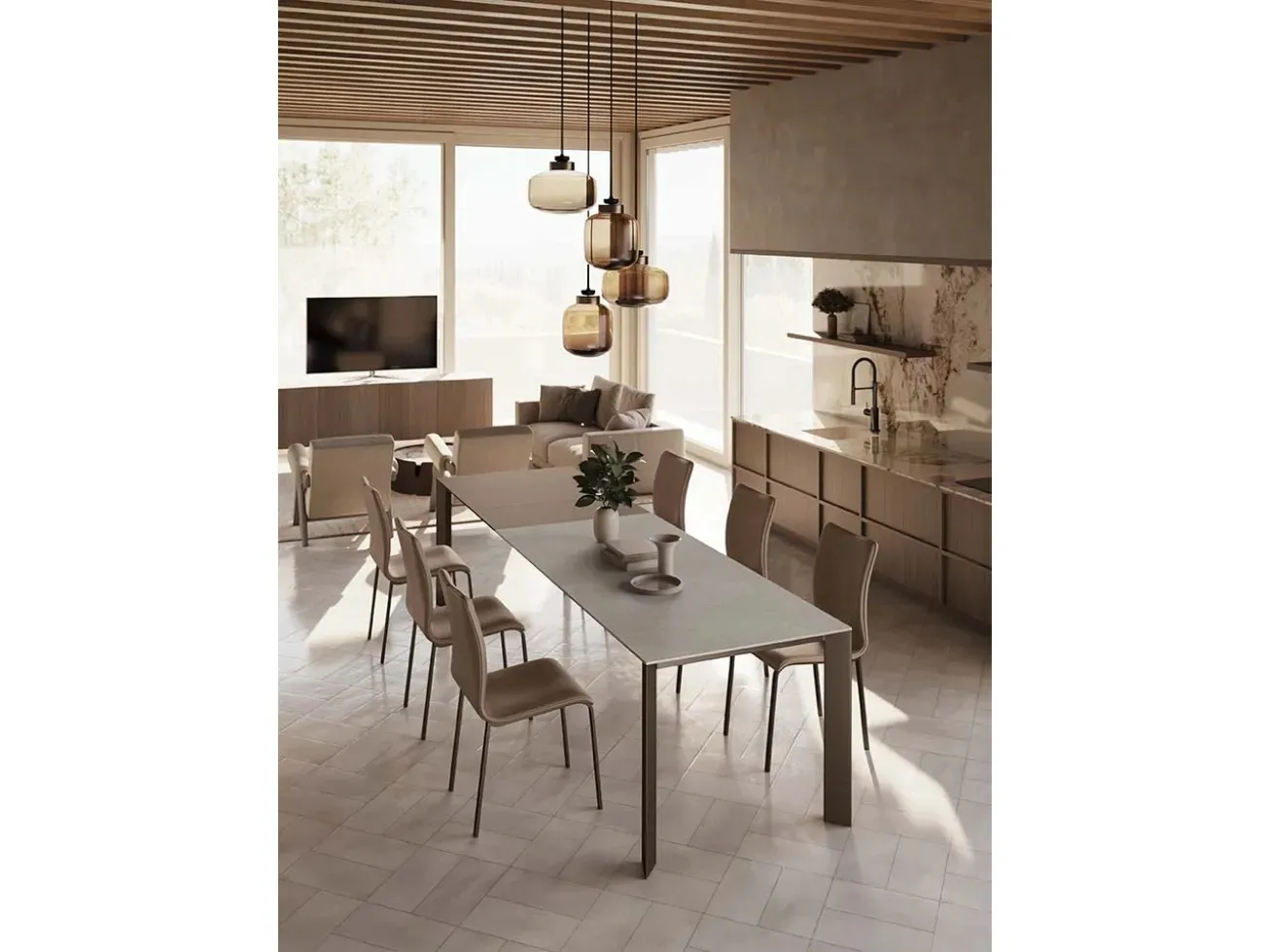 Tavolo Saturno XL Target Point completamente allungato con molte sedie in una cucina con pensili in legno